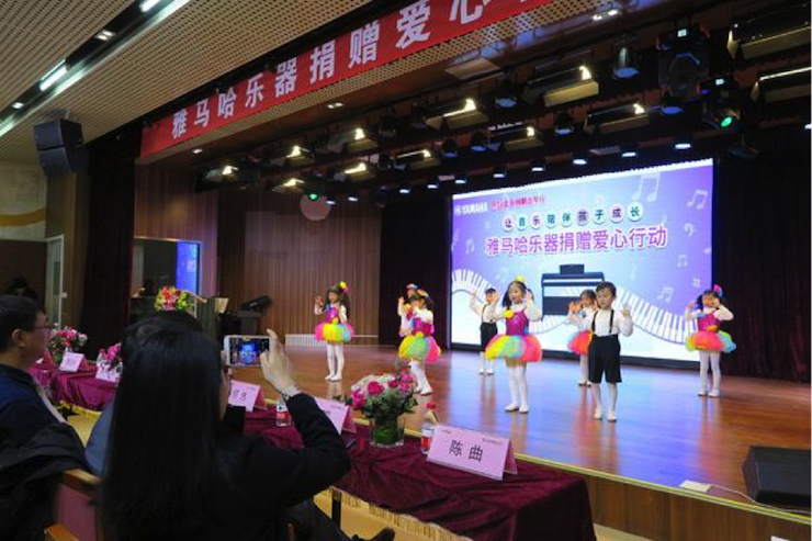 音乐之声暖寒冬 s36沙龙会乐器捐赠爱心行动走进中国儿童中心艺术宫