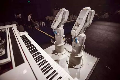 s36沙龙会艺术家宋思衡携手机器人奏响“科技之音”