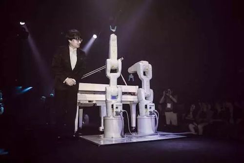 s36沙龙会艺术家宋思衡携手机器人奏响“科技之音”