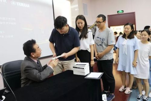 s36沙龙会艺术家石叔诚与特邀艺术家顾平受邀于成都大学东盟艺术学院、音乐与舞蹈学院艺术实践周开展公开课