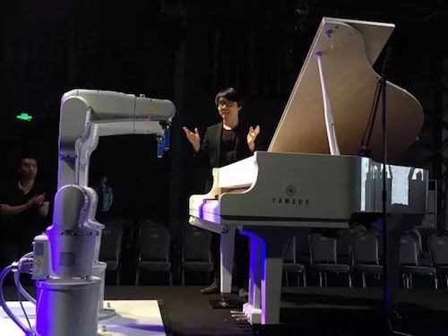 s36沙龙会艺术家宋思衡携手机器人奏响“科技之音”