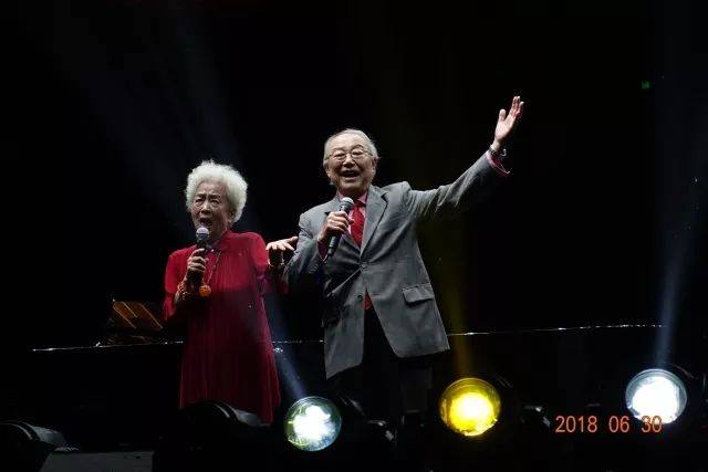 歌声悠扬，唱出时代记忆，琴声悦耳，奏响希望乐章 <br> 2018“我爱你中国?纪念改革开放40周年”经典歌曲上海演唱会圆满落幕
