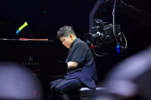 歌声悠扬，唱出时代记忆，琴声悦耳，奏响希望乐章 <br> 2018“我爱你中国?纪念改革开放40周年”经典歌曲上海演唱会圆满落幕