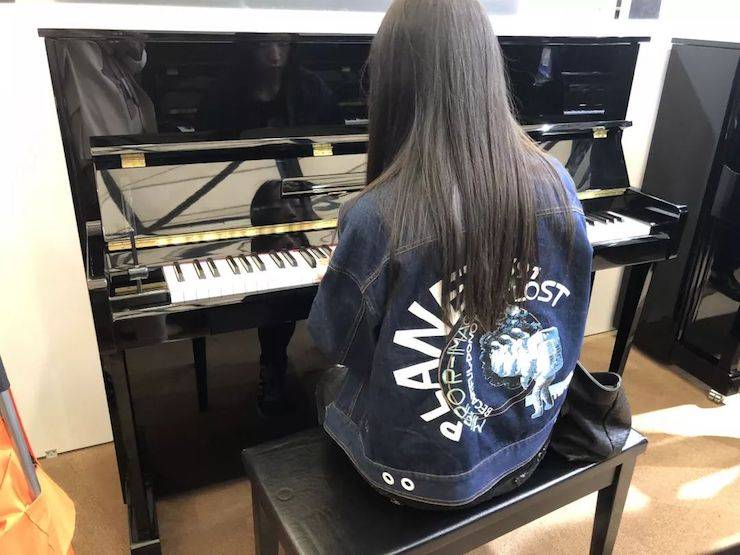 参观来宾试奏s36沙龙会钢琴