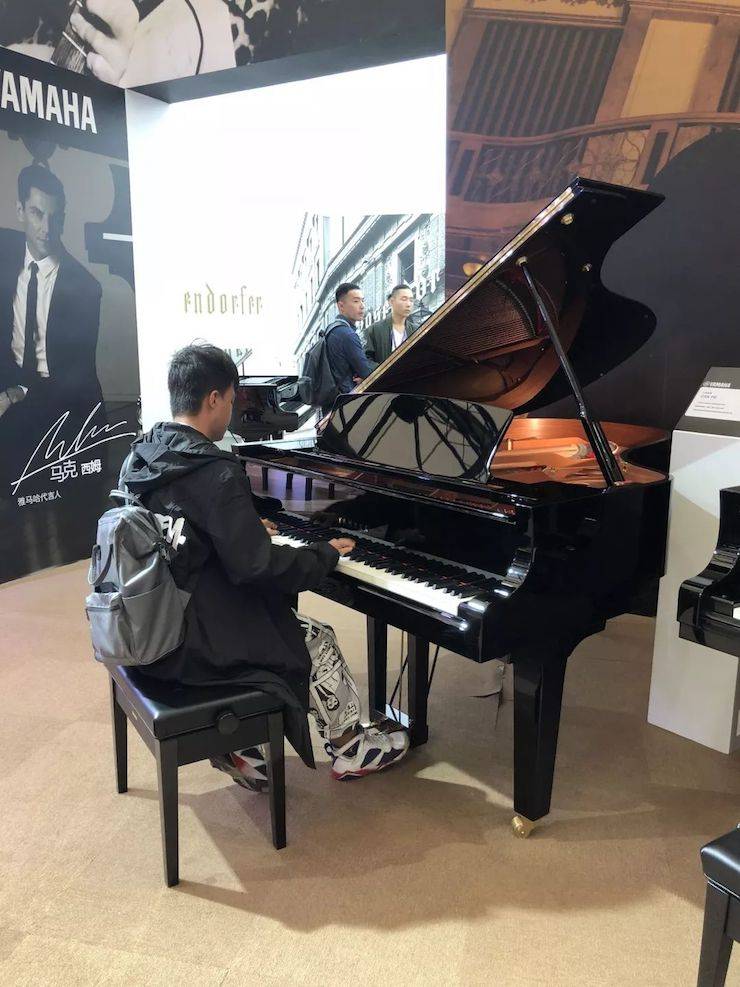 参观来宾试奏s36沙龙会钢琴