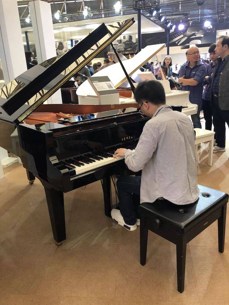 参观来宾试奏s36沙龙会钢琴