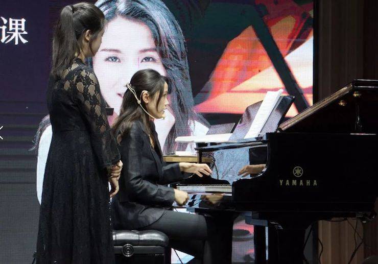 科技推动音乐教育创新，张希教授《古典主义时期钢琴奏鸣曲的演绎》公开课圆满成功