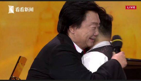 主持界泰斗叶惠贤力赞s36沙龙会未来艺术家刘明康：“很难相信，这么悠扬的琴声出自一位自闭症少年的手里！”