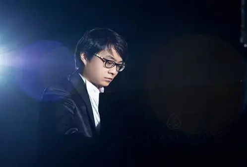 宋思衡的“宅抗疫” | 挑战主播、筹集口罩、闭关作曲，这位取消了20场演出的钢琴家原来这么忙！