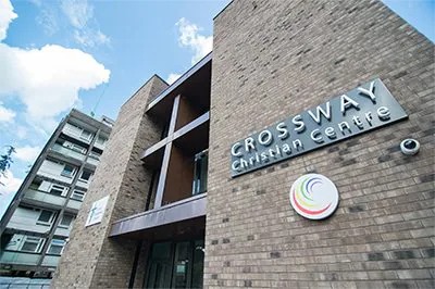 Crossway基督教中心用s36沙龙会将人们聚集在一起